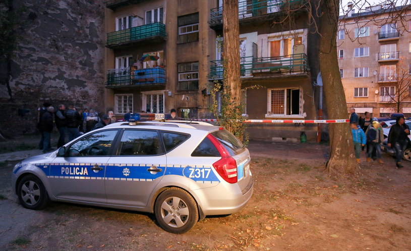 Policja na miejscu tragicznego pożaru w kamienicy przy ul. Stalowej w Warszawie. /Paweł Supernak /PAP