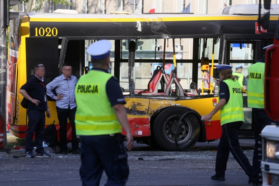 Policja na miejscu wypadku na skrzyżowaniu ul. Królewskiej z ul. Marszałkowską w Warszawie /Paweł Supernak  /PAP