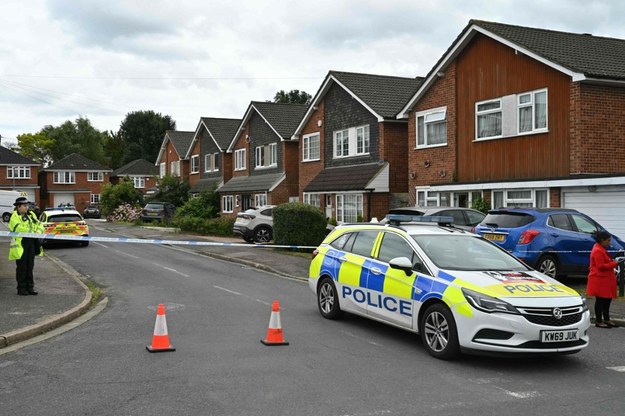 Policja na miejscu zbrodni w podlondyńskim Bushey. /JUSTIN TALLIS/AFP/East News /AFP