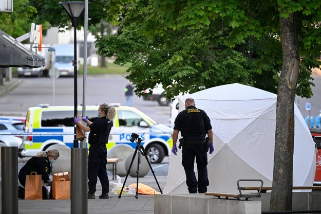 Policja na miejscu zbrodni w Sztokholmie /ANDERS WIKLUND/TT /PAP/EPA