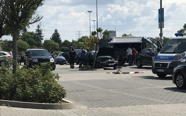 Policja na parkingu przed krakowskim M1 /Józef Polewka /RMF FM