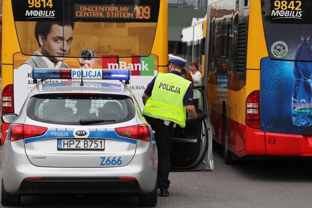 Policja na pętli autobusowej Os. Górczewska w Warszawie / 	Tomasz Gzell    /PAP
