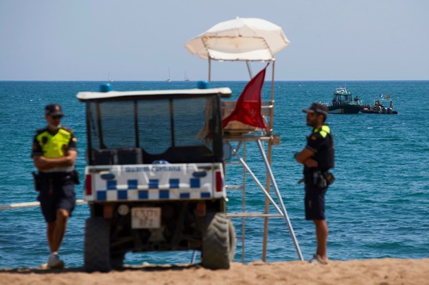 Policja na plaży Sant Sebastia /	Alejandro Garcia /PAP/EPA
