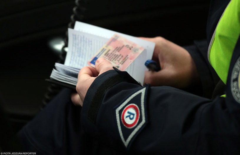Policja na podstawie wadliwych przepisów zatrzymała już 10 tys. praw jazdy /Piotr Jędzura /Reporter
