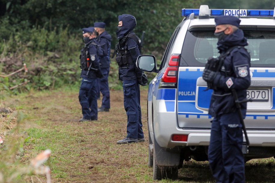 Policja na polsko-białoruskiej granicy w pobliżu miejscowości Usnarz Górny. / 	Artur Reszko    /PAP