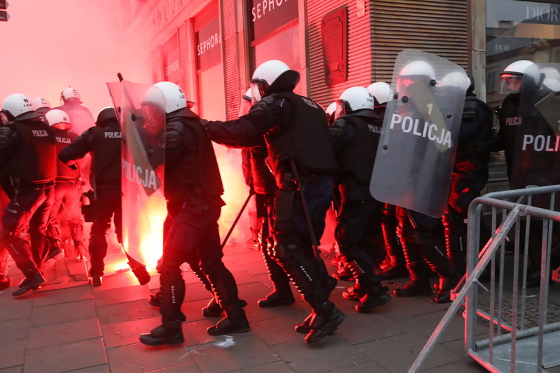 Policja na rondzie de Gaulle'a podczas Marszu Niepodległości w Warszawie / 	Tomasz Gzell    /PAP