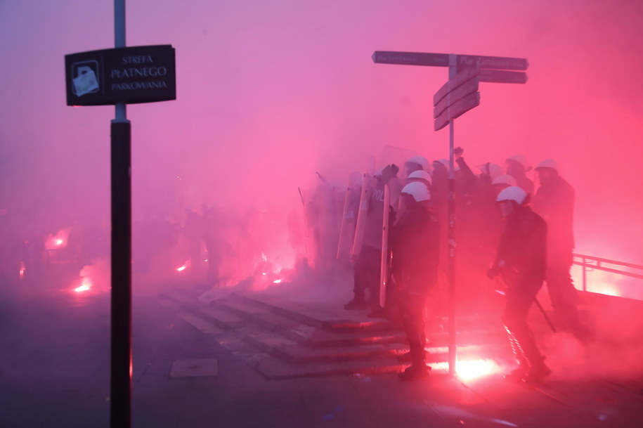 Policja na rondzie de Gaulle'a podczas Marszu Niepodległości w Warszawie /Wojciech Olkuśnik /PAP