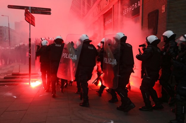 Policja na rondzie de Gaulle'a podczas Marszu Niepodległości w Warszawie / 	Tomasz Gzell    /PAP