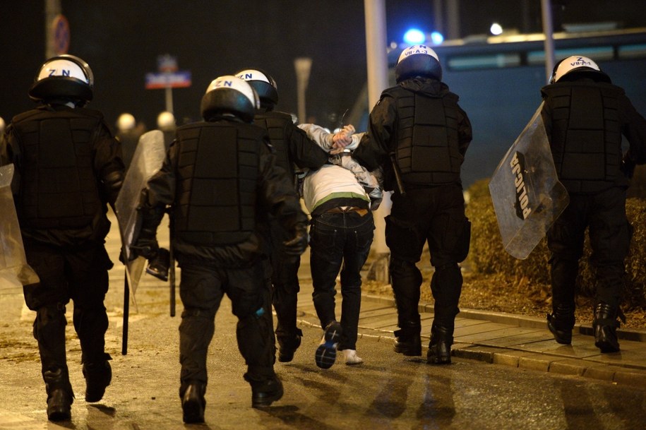 Policja na rondzie Waszyngtona eskortuje zatrzymanych po zamieszkach /Jacek Turczyk /PAP