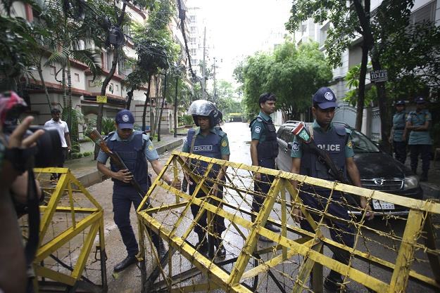 Policja na ulicach Dhaki, stolicy Bangladeszu /EPA