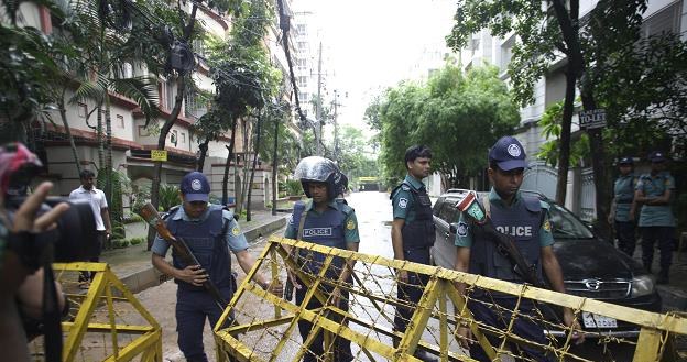 Policja na ulicach Dhaki, stolicy Bangladeszu /EPA