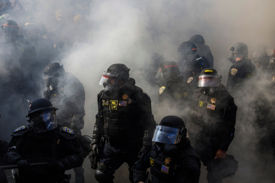 Policja na ulicach Los Angeles /CAROLINE BREHMAN /PAP/EPA