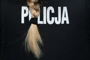 Policja negocjuje z samobójcą. Nagle wychodzi sąsiadka. "Może serniczka?"