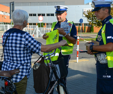 Policja nie ma wątpliwości. Piesi i rowerzyści powinni mieć odblaski!