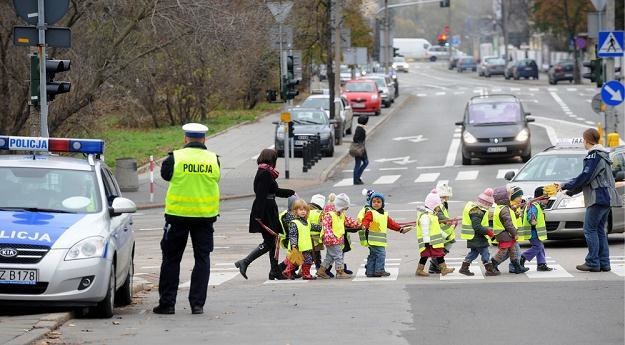 Policja nosi kamizelki odblaskowe. Taki obowiązek dotyczy również dzieci / Fot: Witold Rozbicki /Reporter