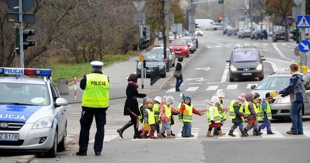 Policja nosi kamizelki odblaskowe. Taki obowiązek dotyczy również dzieci / Fot: Witold Rozbicki /Reporter