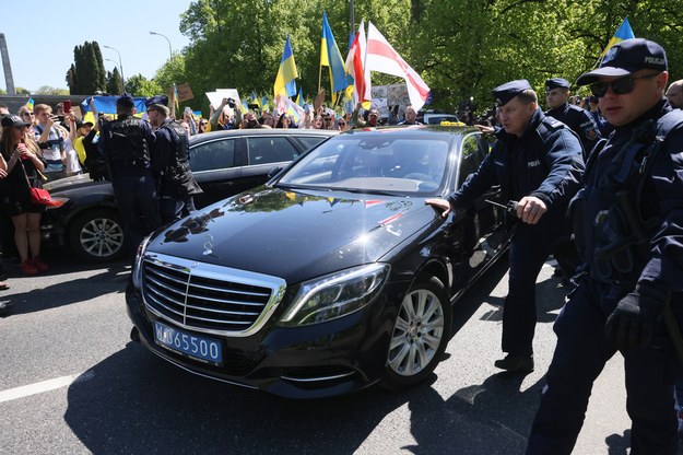 Policja ochrania auto ambasadora Federacji Rosyjskiej w Polsce / 	Leszek Szymański    /PAP