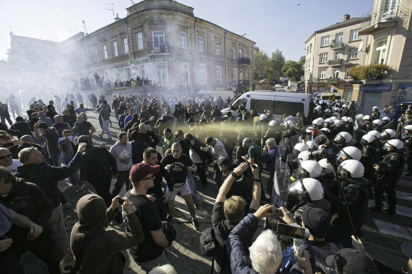 Policja ochrania Marsz Równości na ulicach Lublina. Przeciwnicy marszu usiłowali blokować pochód /Wojtek Jargiło /PAP