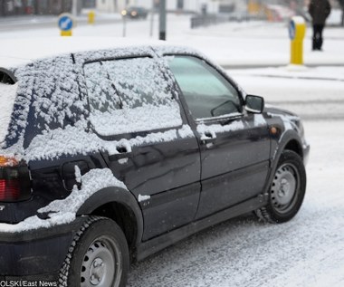 Policja ostrzega. Za śnieg i lód na aucie będą mandaty