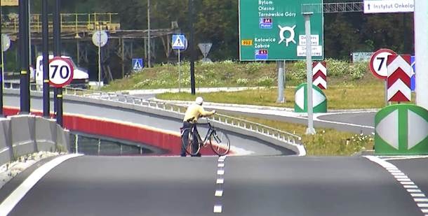 Policja ostrzega, że takie przechodzenie przez DTŚ jest bardzo niebezpieczne /Zdjęcia z monitoringu /Materiały prasowe