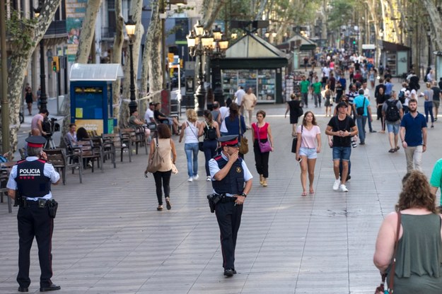 Policja patrolująca o poranku promenadę Las Ramblas w Barcelonie /QUIQUE GARCIA /PAP/EPA