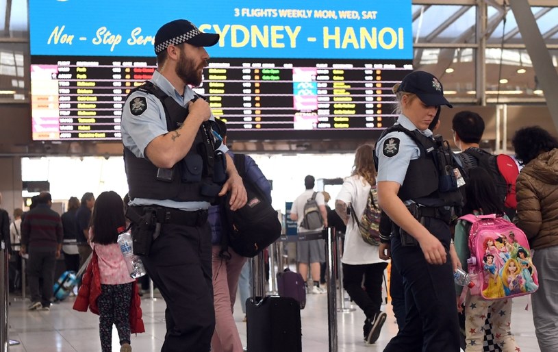 Policja patroluje lotnisko w Sydney /AFP