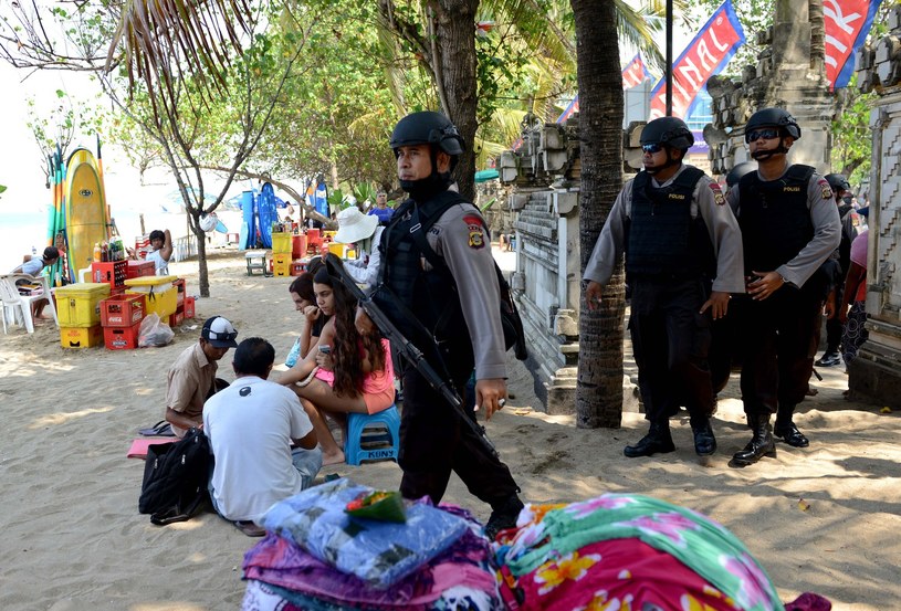 Policja patroluje plaże na Bali /AFP