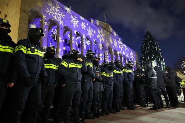 Policja pilnuje choinki przed parlamentem w Tbilisi /GIORGI ARJEVANIDZE/AFP/East News /East News