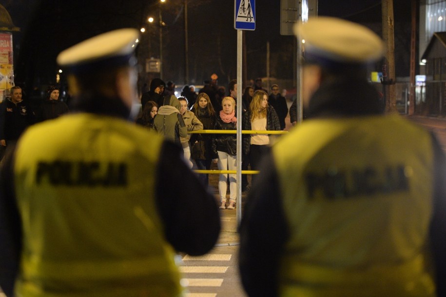 Policja pilnuje ludzi, uczestników protestu przed Komendą Powiatową Policji w Legionowie /Jacek Turczyk /PAP