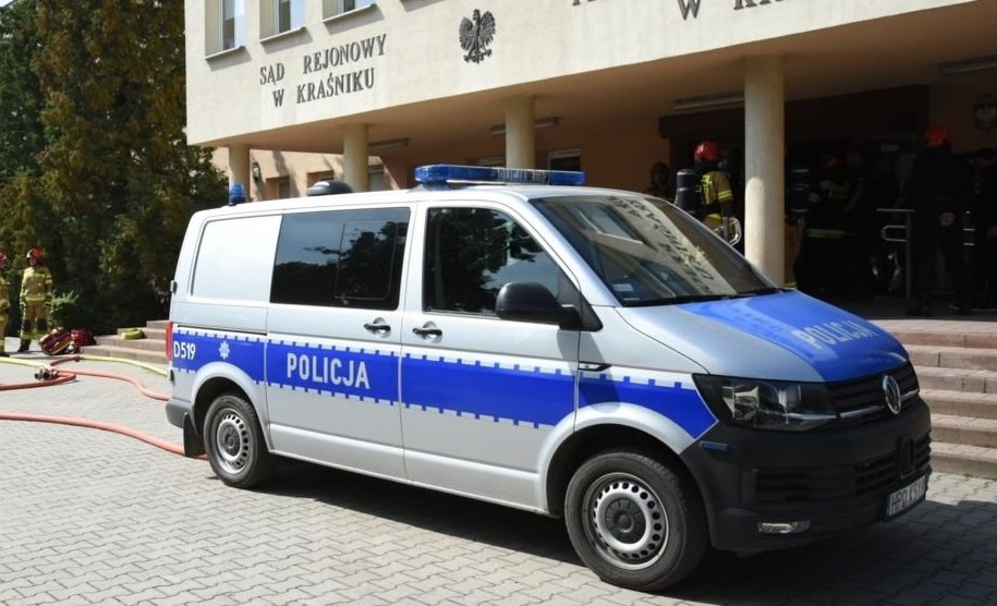 Policja pod budynkiem, w którym zabarykadował się mężczyzna /Policja