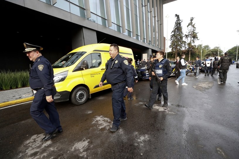 Policja pod centrum handlowym w Mexico City /AP /East News