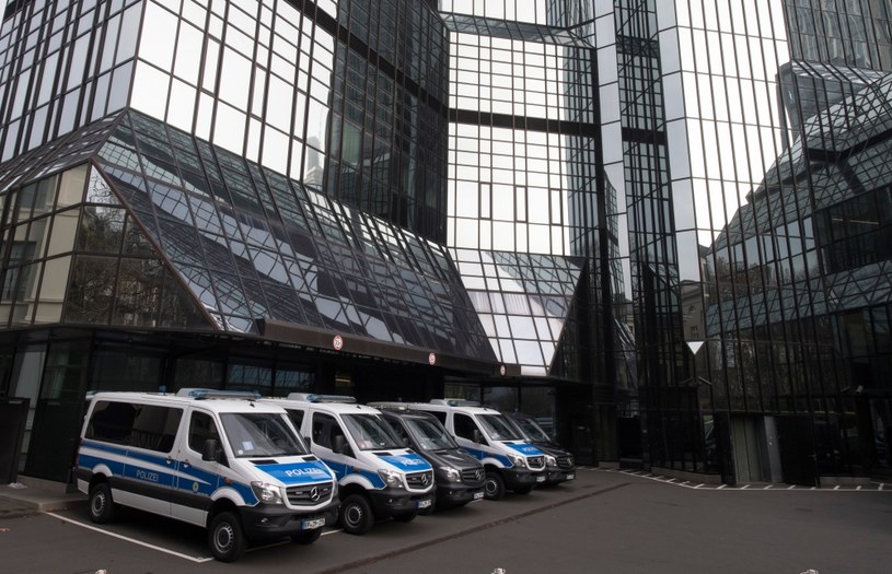 Police under the Deutsche Bank headquarters in Frankfurt / BORIS ROESSLER / AFP