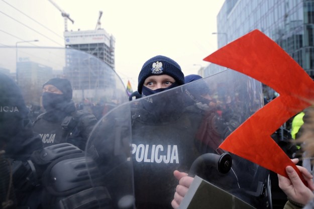 Policja podczas demonstracji Strajku Kobiet i przedsiębiorców pod hasłem: "Idziemy po wolność. Idziemy po wszystko!" w Warszawie / 	Marcin Obara