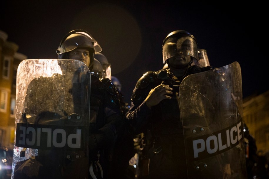 Policja podczas demonstracji w Baltimore /JOHN TAGGART /PAP/EPA