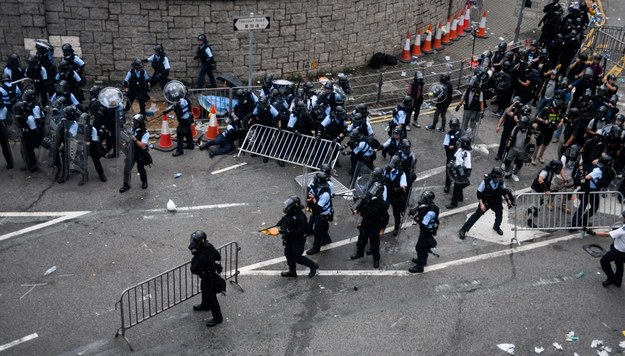 Policja podczas protestów w Hongkongu /VERNON YUEN  /PAP/EPA