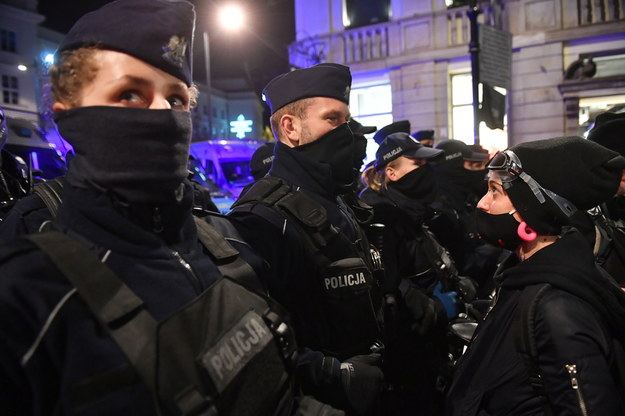 Policja podczas protestu Ogólnopolskiego Strajku Kobiet w Warszawie / 	Radek Pietruszka   /PAP