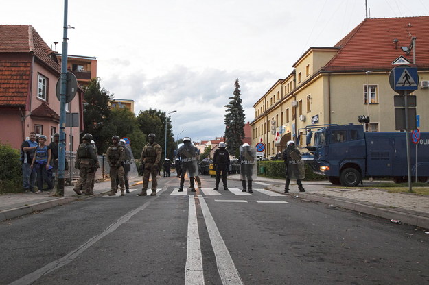 Policja podczas protestu przed Komendą Powiatową Policji na ul. Traugutta w Lubinie, /Aleksander Koźmiński /PAP