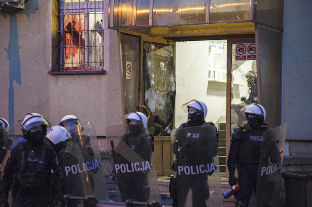 Policja podczas protestu przed Komendą Powiatową Policji na ul. Traugutta w Lubinie /Aleksander Koźmiński /PAP