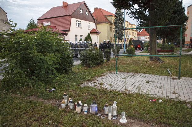 Policja podczas protestu przed Komendą Powiatową Policji na ul. Traugutta w Lubinie /Aleksander Koźmiński /PAP