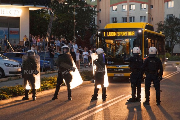 Policja podczas protestu przed Komendą Powiatową Policji w Lubinie /Aleksander Koźmiński /PAP