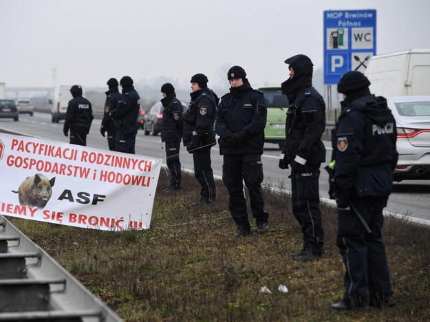 Policja podczas protestu rolników na A2 /Jacek Turczyk /PAP