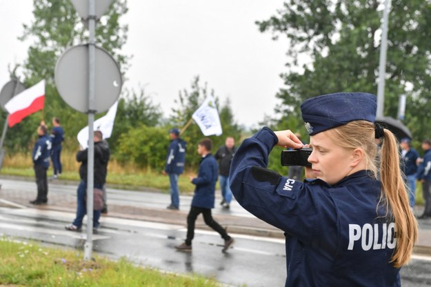 Policja podczas protestu w Rękoraju /	Grzegorz Michałowski   /PAP