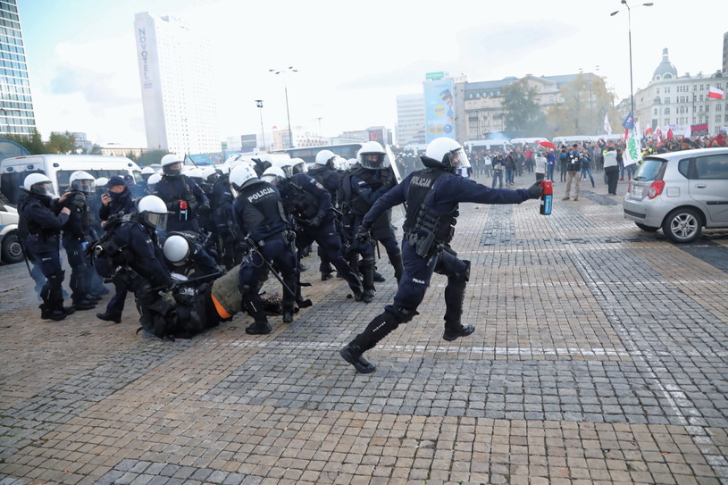Policja podczas sobotniego protestu w Warszawie /	Wojciech Olkuśnik /PAP