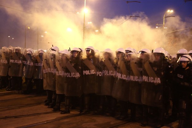 Policja podczas zamieszek na Rondzie Waszyngtona w Warszawie /Tomasz Gzell /PAP