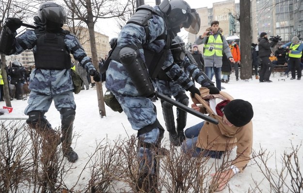 Policja podczas zatrzymania jednego z protestujących /MAXIM SHIPENKOV    /PAP/EPA