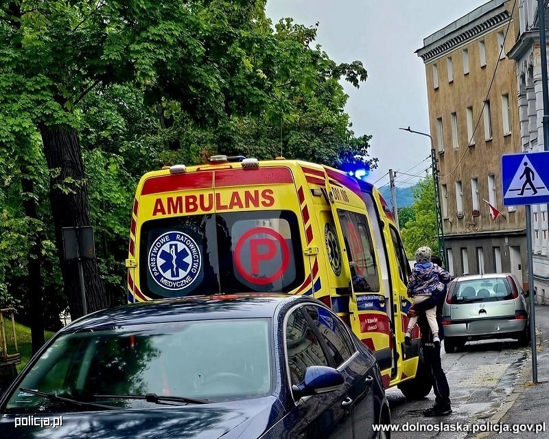 Policja podkreśla, ze 3-latek wykazał się niezwykłą jak na swój wiek dojrzałością. /KWP Wrocław /