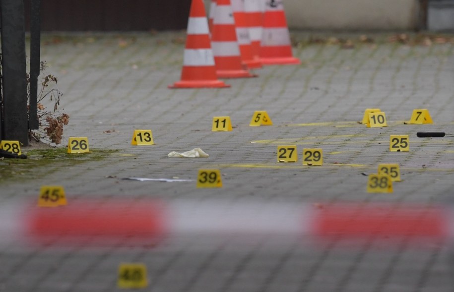 Policja pracuje na miejscu zdarzenia /Clemens Bilan /PAP/EPA