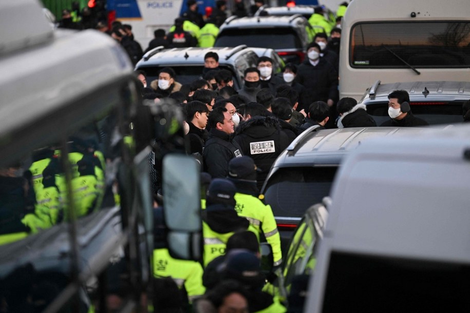 Policja próbująca wejść do rezydencji Jun Suk Jeola /JUNG YEON-JE/AFP/East News /East News