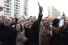  Policja próbuje powstrzymać demonstrację przeciwników rządu w Algierii 