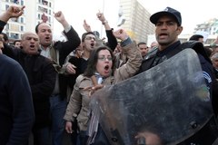  Policja próbuje powstrzymać demonstrację przeciwników rządu w Algierii 